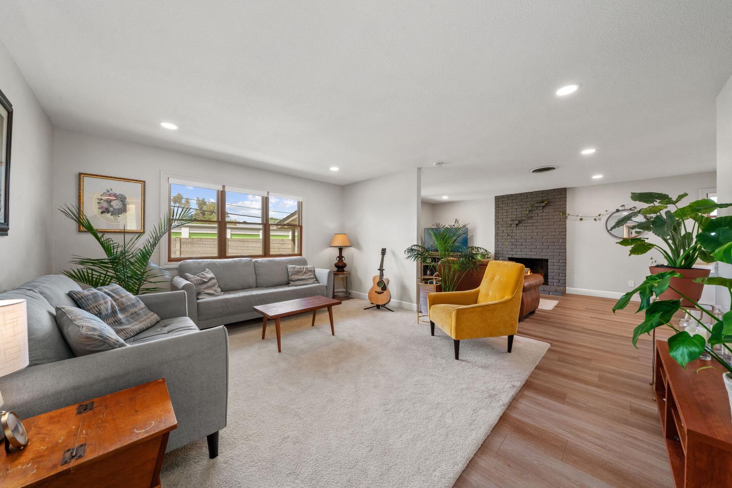 Detail Gallery Image 4 of 31 For 7037 Wilshire Cir, Sacramento,  CA 95822 - 3 Beds | 2 Baths