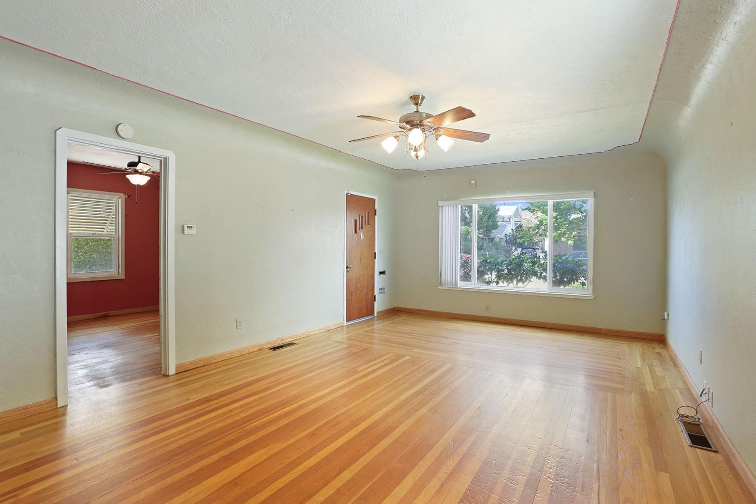 Detail Gallery Image 4 of 39 For 304 E Tokay St, Lodi,  CA 95240 - 2 Beds | 2 Baths