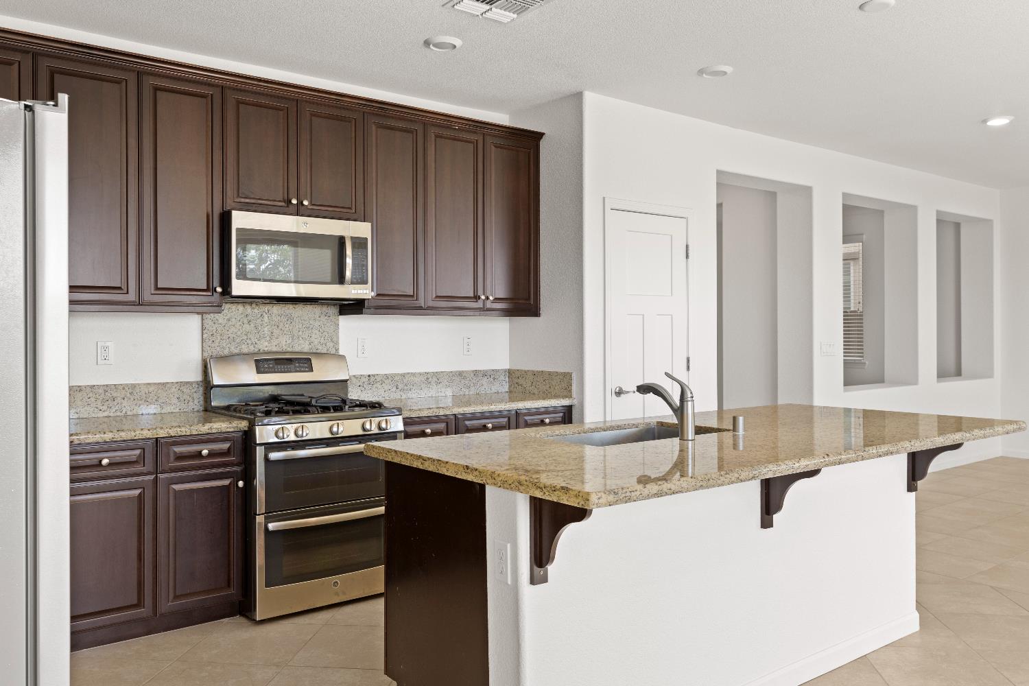 Detail Gallery Image 13 of 42 For 7450 Hanfield Dr, Sacramento,  CA 95829 - 4 Beds | 3/1 Baths