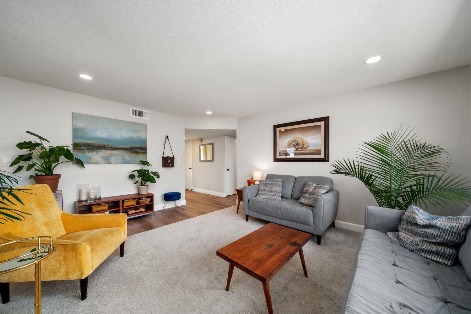 Detail Gallery Image 6 of 31 For 7037 Wilshire Cir, Sacramento,  CA 95822 - 3 Beds | 2 Baths
