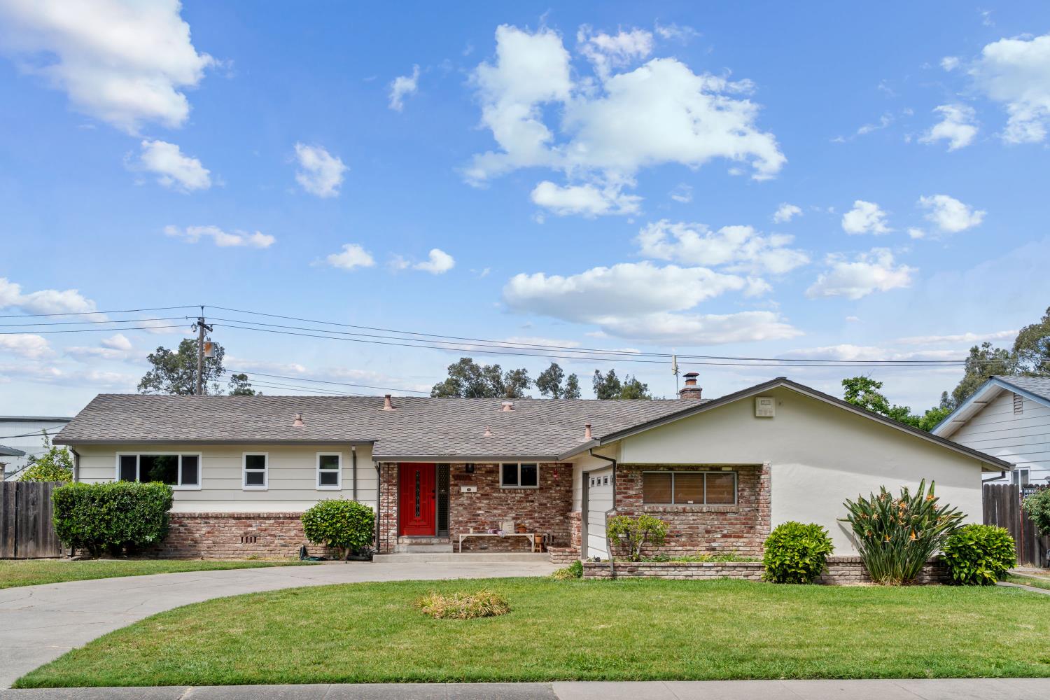 Detail Gallery Image 1 of 31 For 7037 Wilshire Cir, Sacramento,  CA 95822 - 3 Beds | 2 Baths