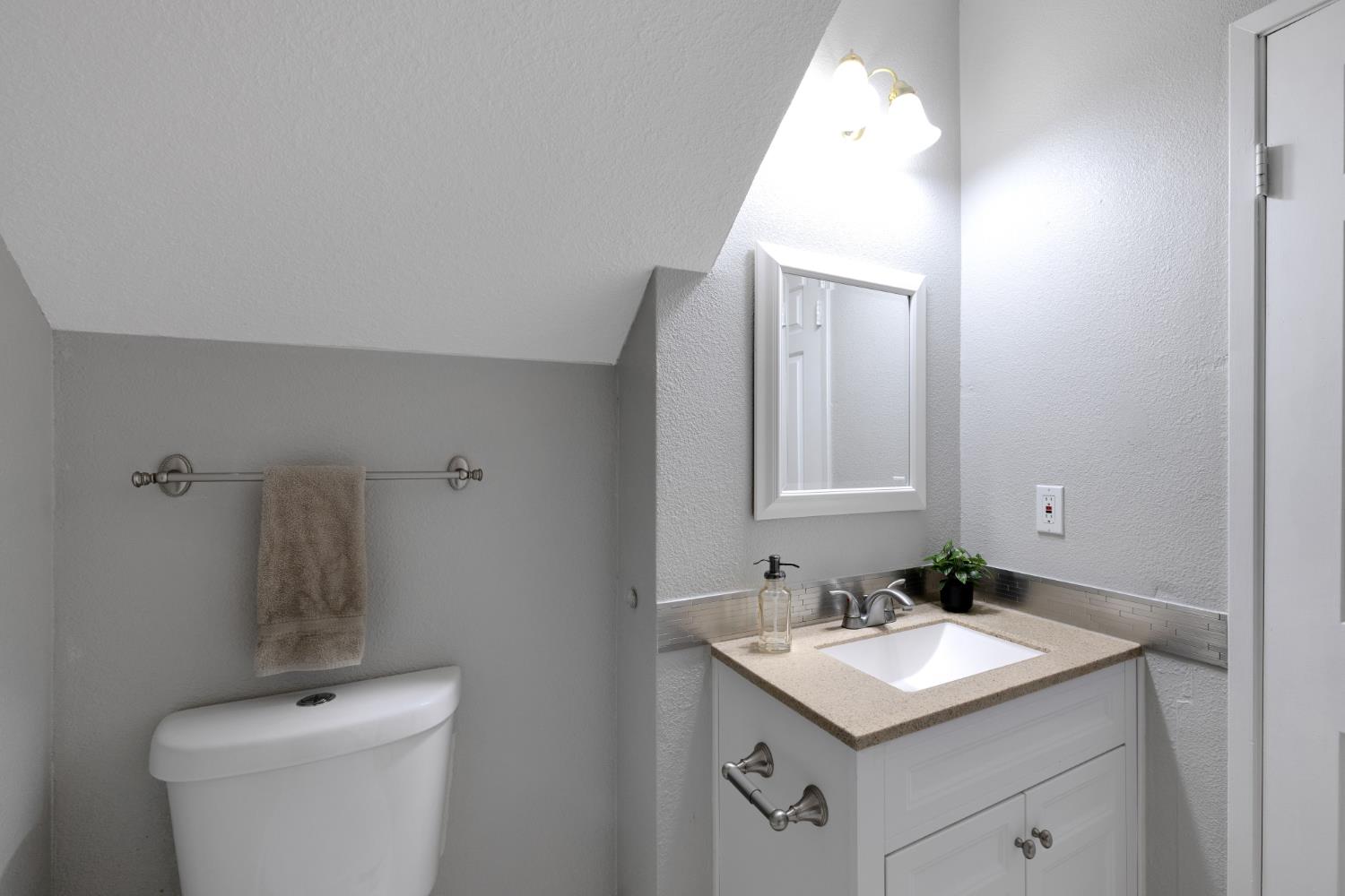 Photo #8: 225062659 Listing: Photo #8