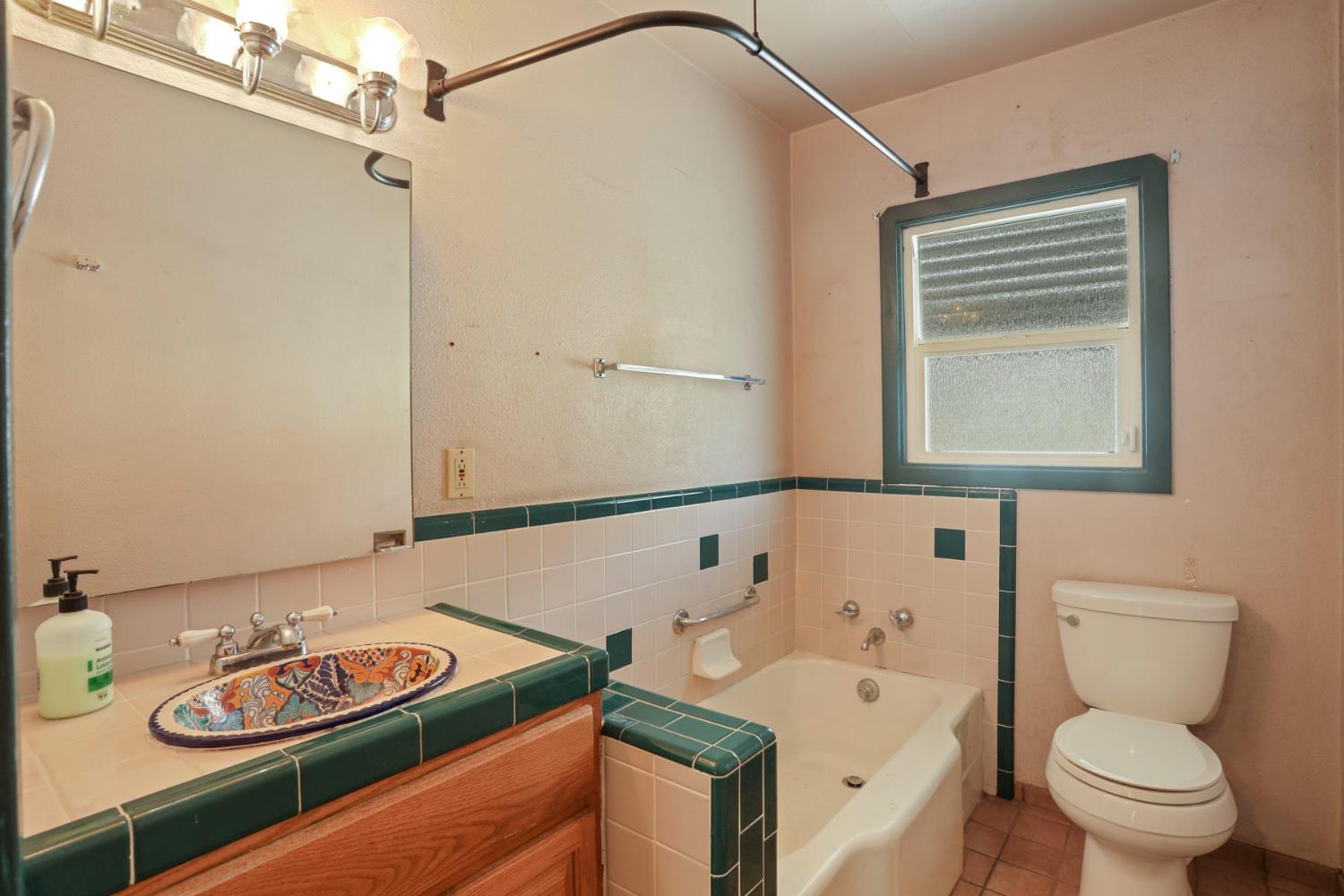 Detail Gallery Image 11 of 39 For 304 E Tokay St, Lodi,  CA 95240 - 2 Beds | 2 Baths
