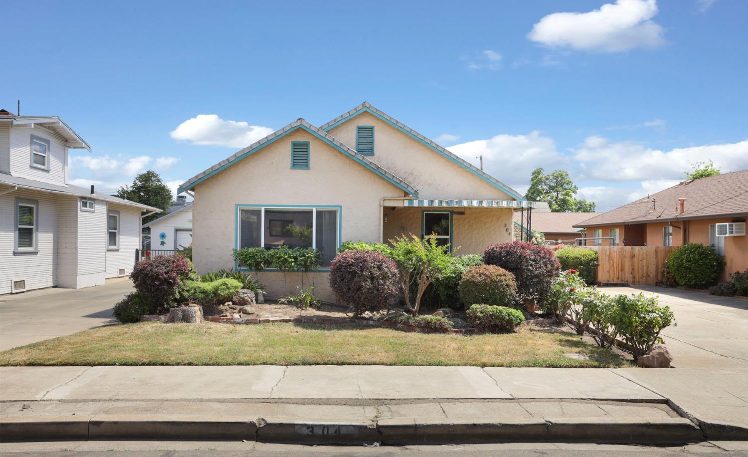 Detail Gallery Image 1 of 39 For 304 E Tokay St, Lodi,  CA 95240 - 2 Beds | 2 Baths