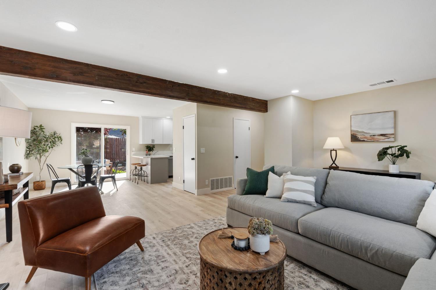 Detail Gallery Image 7 of 25 For 8046 Center Pkwy, Sacramento,  CA 95823 - 3 Beds | 2 Baths