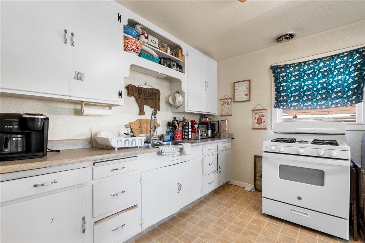 Detail Gallery Image 16 of 46 For 114 Harris St, Grass Valley,  CA 95945 - 6 Beds | 3 Baths