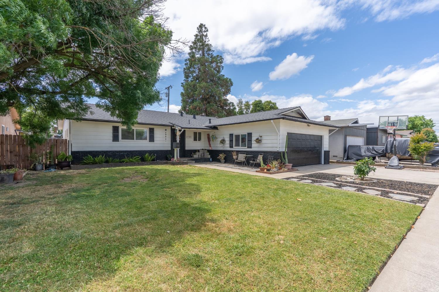 Detail Gallery Image 3 of 27 For 3730 Stanislaus St, Riverbank,  CA 95367 - 3 Beds | 2 Baths