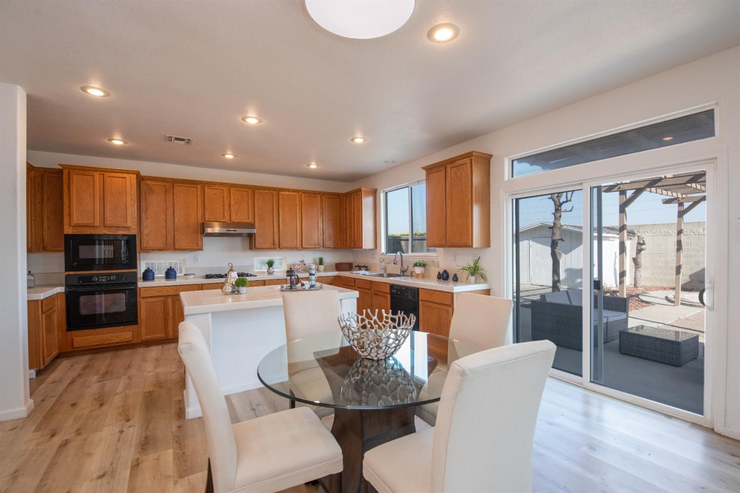 Detail Gallery Image 9 of 59 For 3012 Edgeview Dr, Modesto,  CA 95355 - 5 Beds | 3/1 Baths