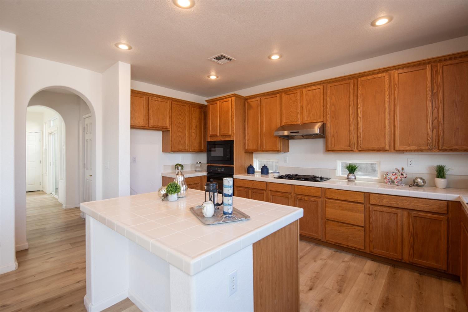 Detail Gallery Image 11 of 59 For 3012 Edgeview Dr, Modesto,  CA 95355 - 5 Beds | 3/1 Baths