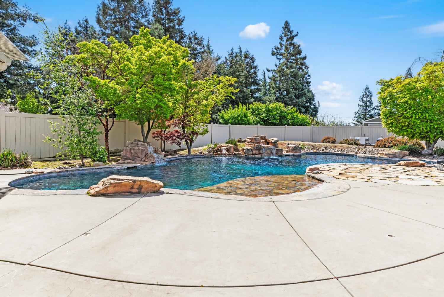 Detail Gallery Image 10 of 77 For 5000 Peach Blossom Ln, Oakdale,  CA 95361 - 5 Beds | 3/1 Baths