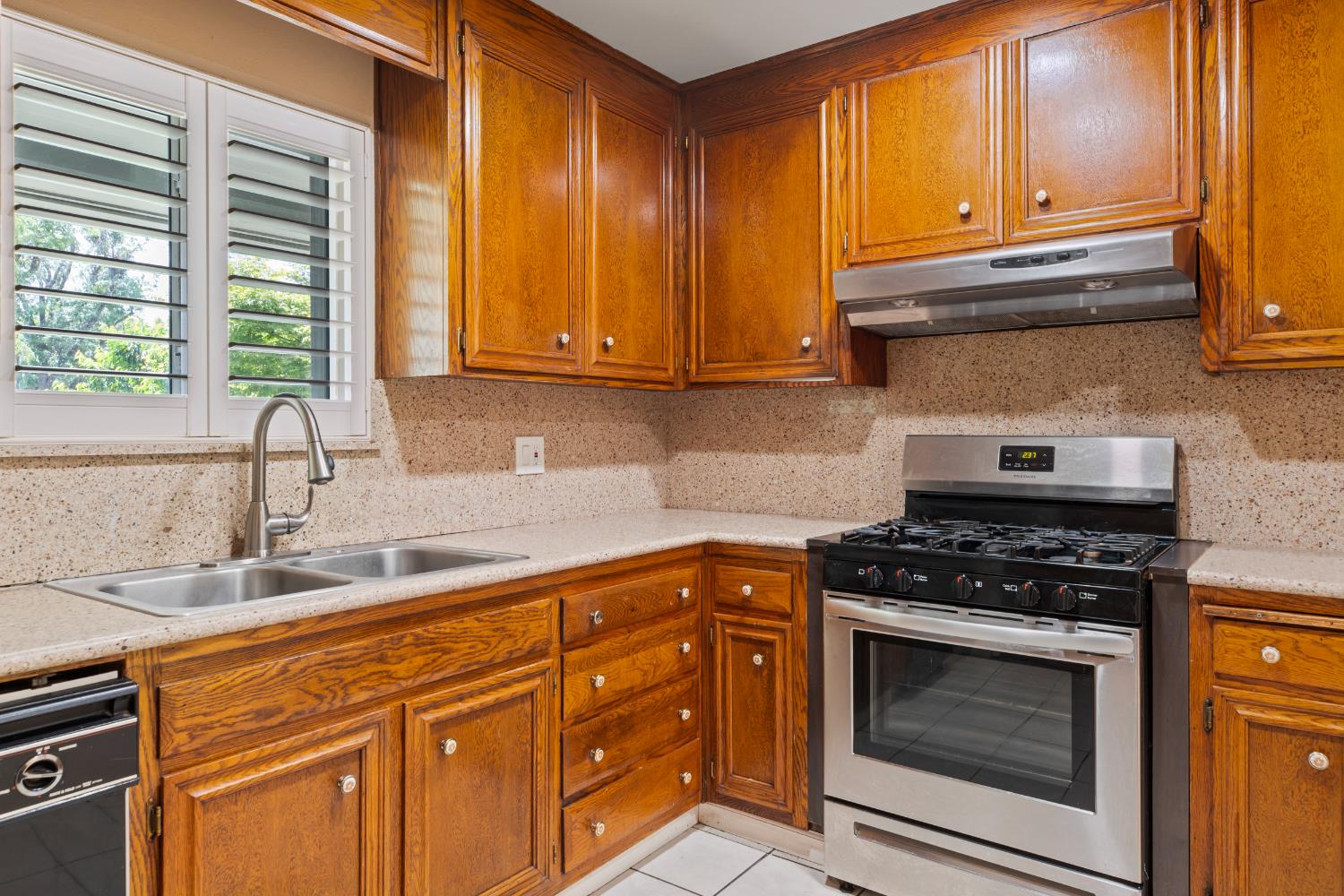 Detail Gallery Image 11 of 43 For 2037 Wally Ct, Modesto,  CA 95350 - 3 Beds | 3 Baths