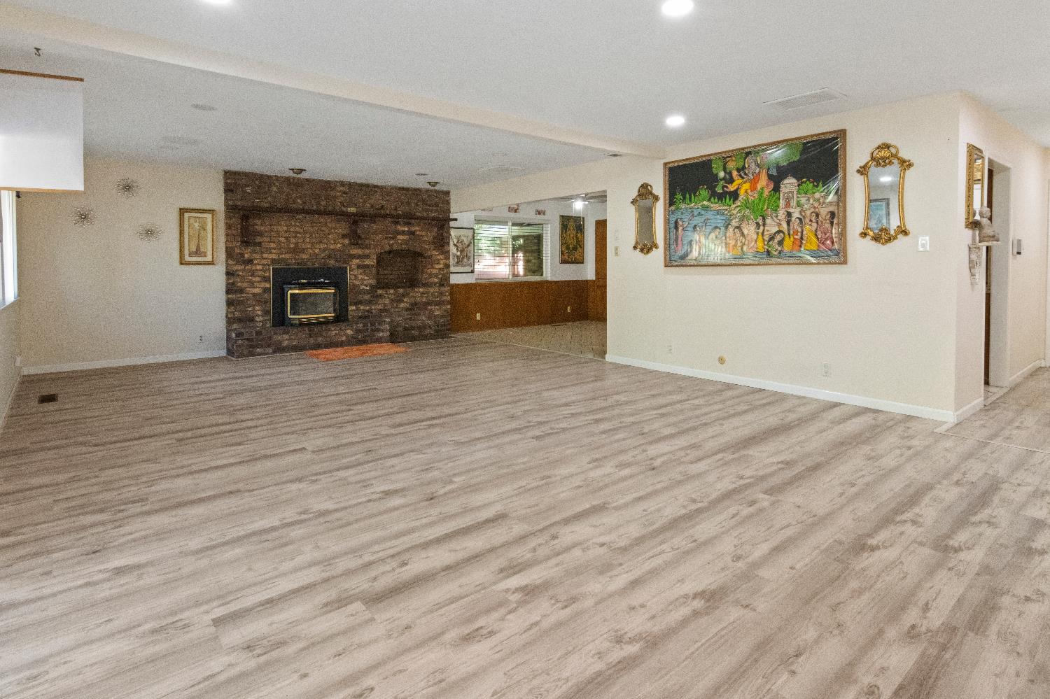 Detail Gallery Image 5 of 30 For 6281 Denslow Way, Sacramento,  CA 95823 - 4 Beds | 4 Baths
