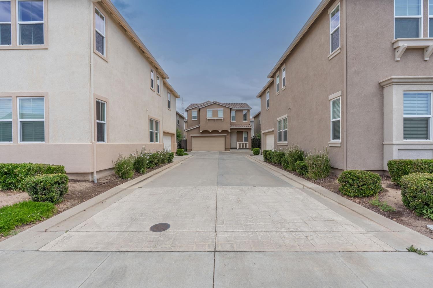 Detail Gallery Image 3 of 34 For 3905 Lookout Dr, Modesto,  CA 95355 - 3 Beds | 2/1 Baths