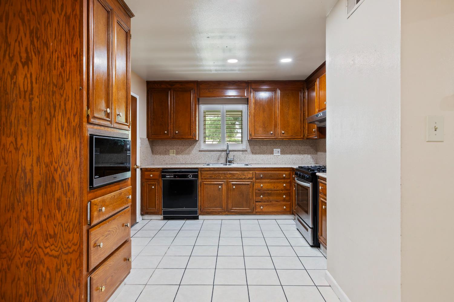 Detail Gallery Image 10 of 43 For 2037 Wally Ct, Modesto,  CA 95350 - 3 Beds | 3 Baths