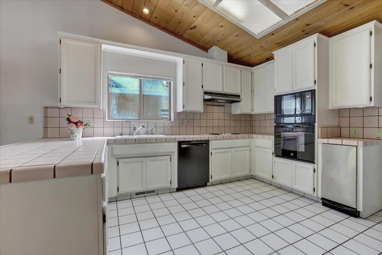 Detail Gallery Image 14 of 59 For 12300 Lake Wildwood Dr, Penn Valley,  CA 95946 - 3 Beds | 2 Baths