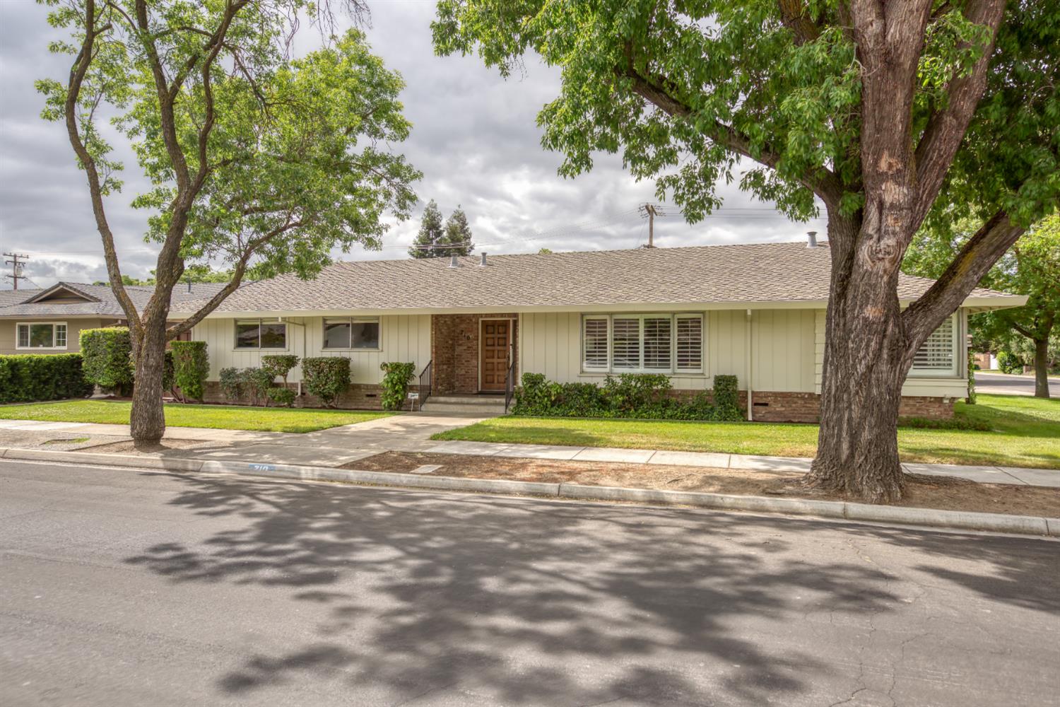 Detail Gallery Image 2 of 56 For 710 Leveland, Modesto,  CA 95350 - 5 Beds | 3 Baths