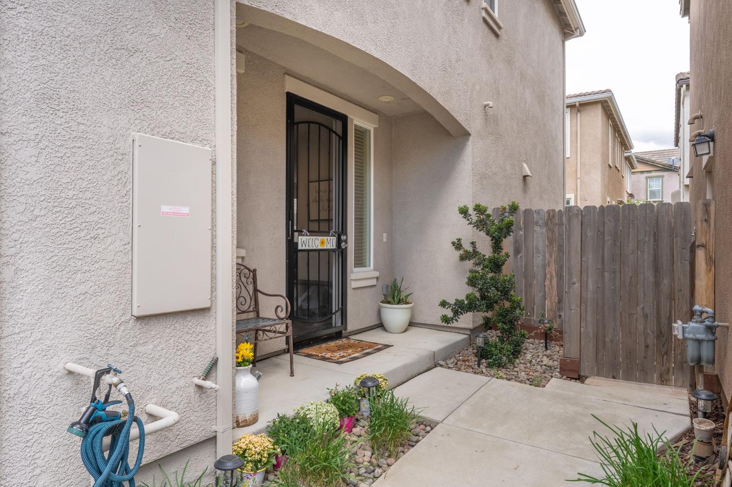Detail Gallery Image 2 of 34 For 3905 Lookout Dr, Modesto,  CA 95355 - 3 Beds | 2/1 Baths