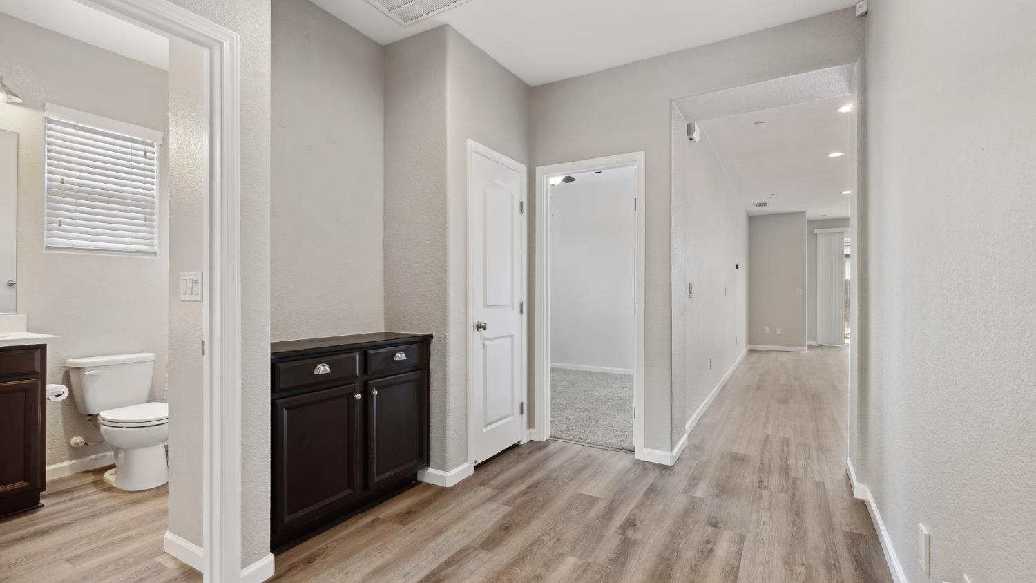 Detail Gallery Image 4 of 31 For 9064 Hourglass Cir, Roseville,  CA 95747 - 3 Beds | 2 Baths