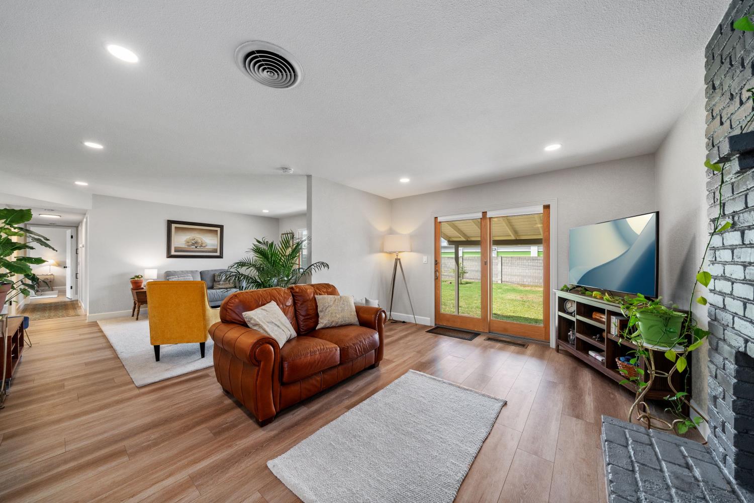 Detail Gallery Image 9 of 31 For 7037 Wilshire Cir, Sacramento,  CA 95822 - 3 Beds | 2 Baths