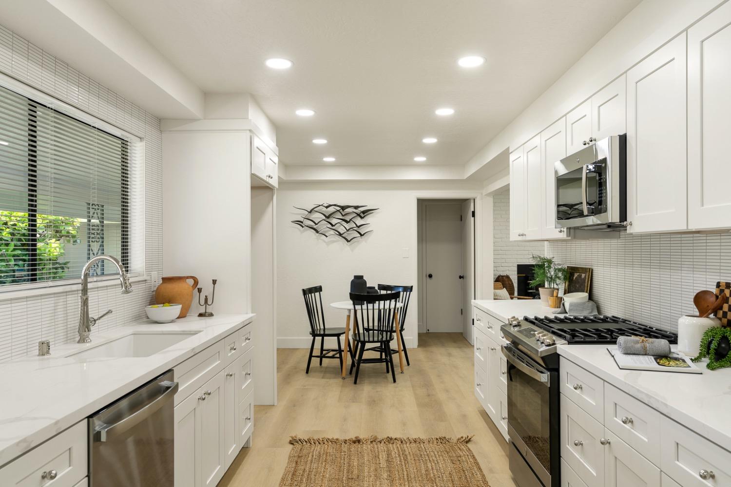 Detail Gallery Image 10 of 53 For 6612 13th St, Sacramento,  CA 95831 - 3 Beds | 2 Baths