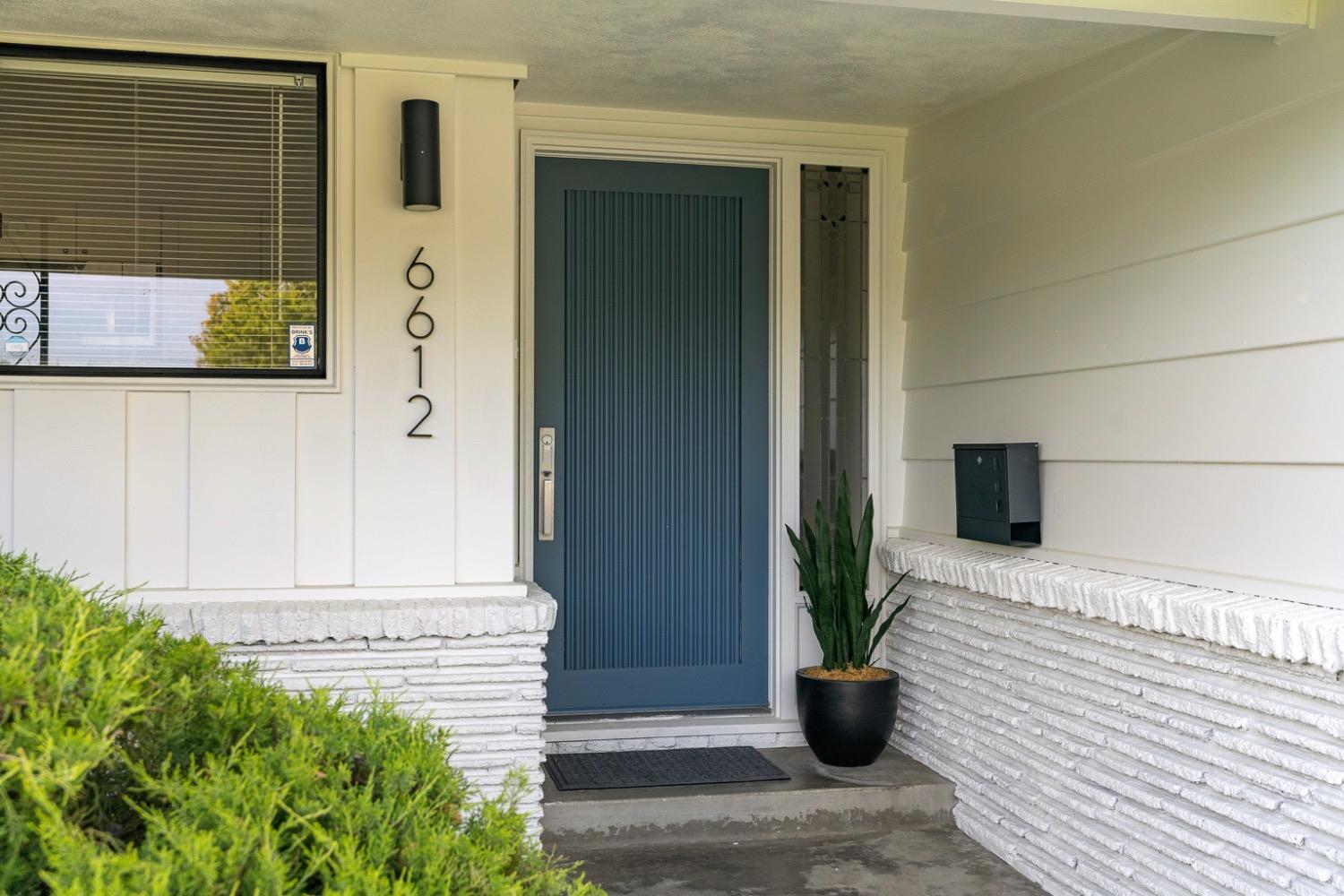 Detail Gallery Image 2 of 53 For 6612 13th St, Sacramento,  CA 95831 - 3 Beds | 2 Baths