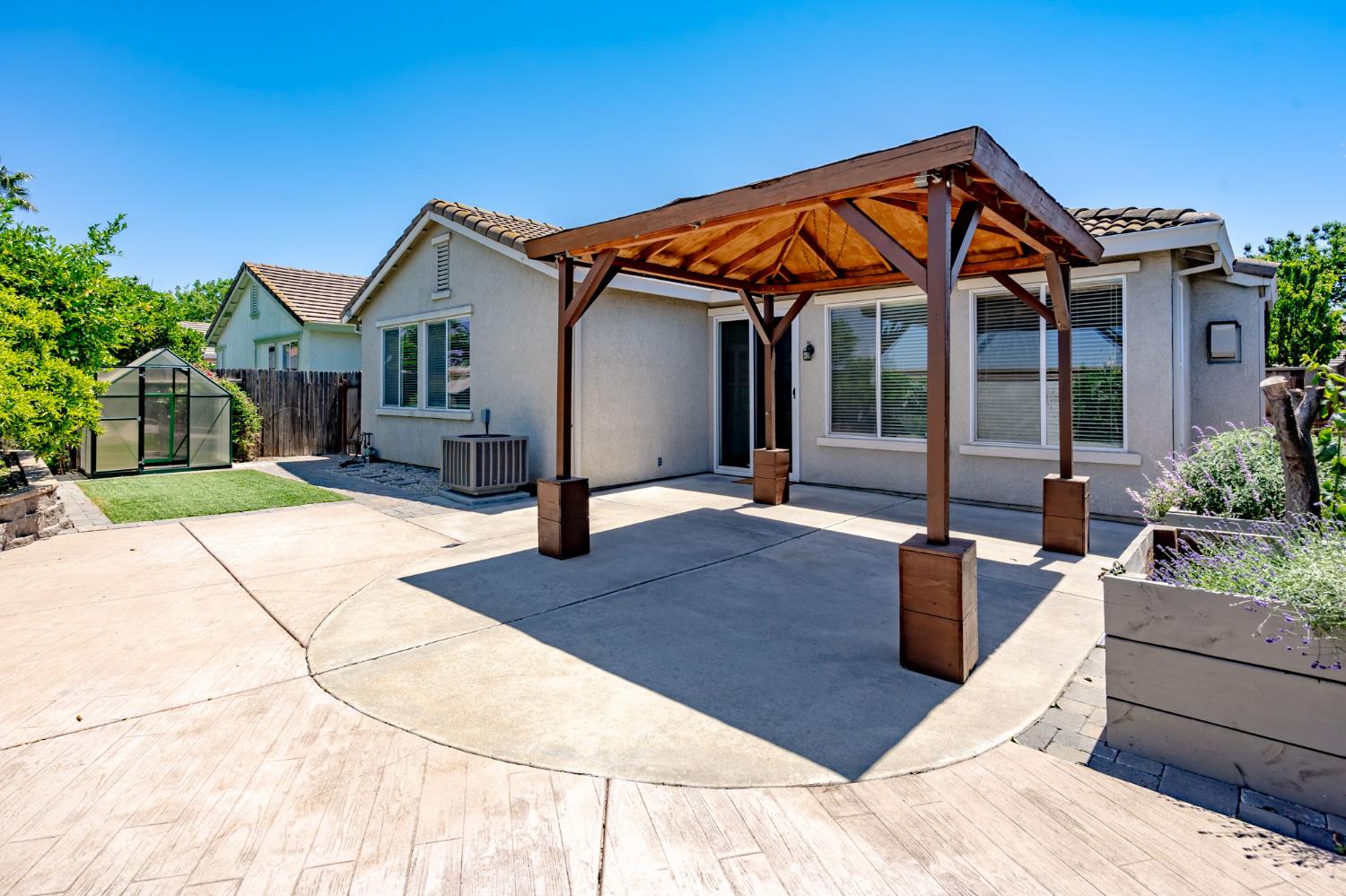 Caddington Way, Sacramento, California image 25