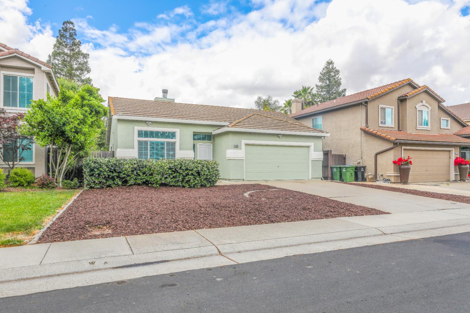 Detail Gallery Image 4 of 35 For 9134 Bungalow Way, Elk Grove,  CA 95758 - 3 Beds | 2 Baths