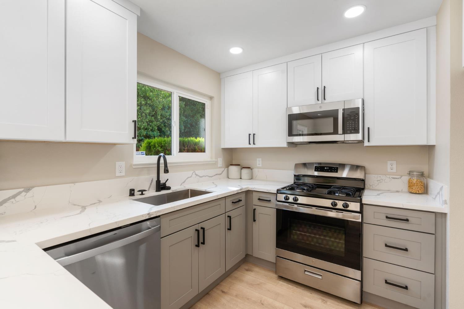Detail Gallery Image 12 of 25 For 8046 Center Pkwy, Sacramento,  CA 95823 - 3 Beds | 2 Baths