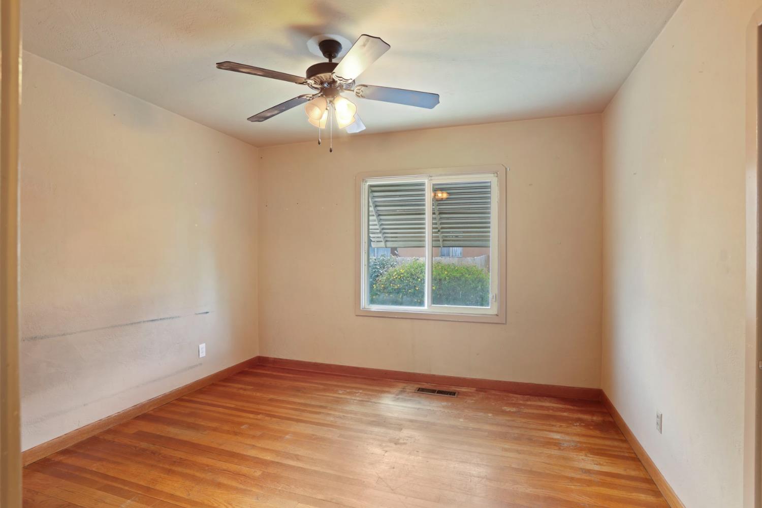 Detail Gallery Image 9 of 39 For 304 E Tokay St, Lodi,  CA 95240 - 2 Beds | 2 Baths