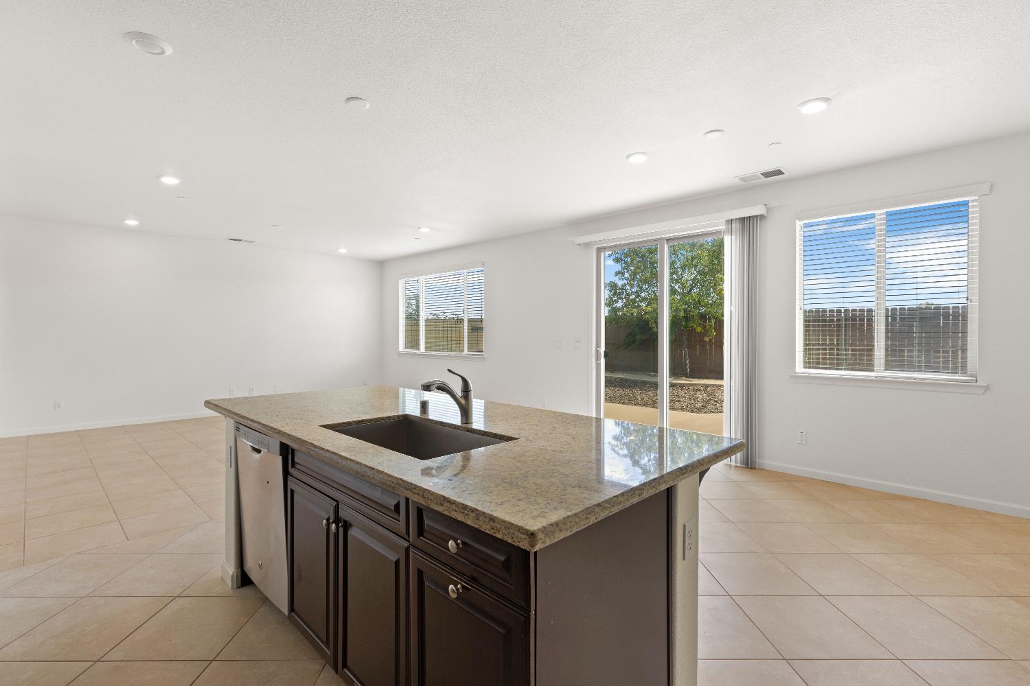 Detail Gallery Image 14 of 42 For 7450 Hanfield Dr, Sacramento,  CA 95829 - 4 Beds | 3/1 Baths