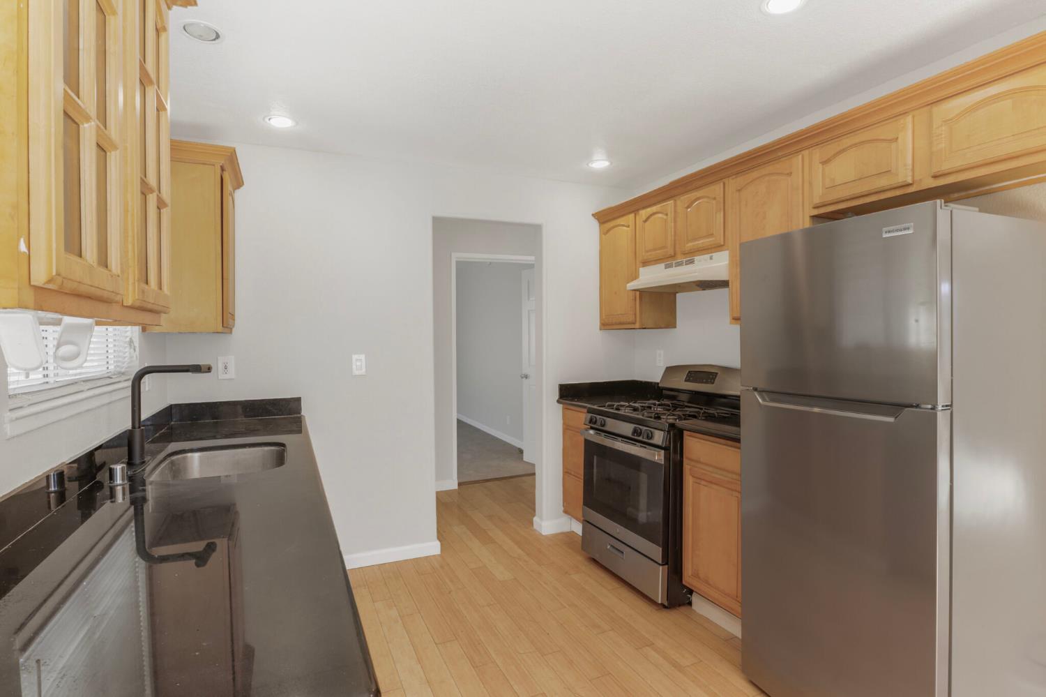 Detail Gallery Image 10 of 34 For 9214 Golf Links Rd, Oakland,  CA 94605 - 3 Beds | 2 Baths