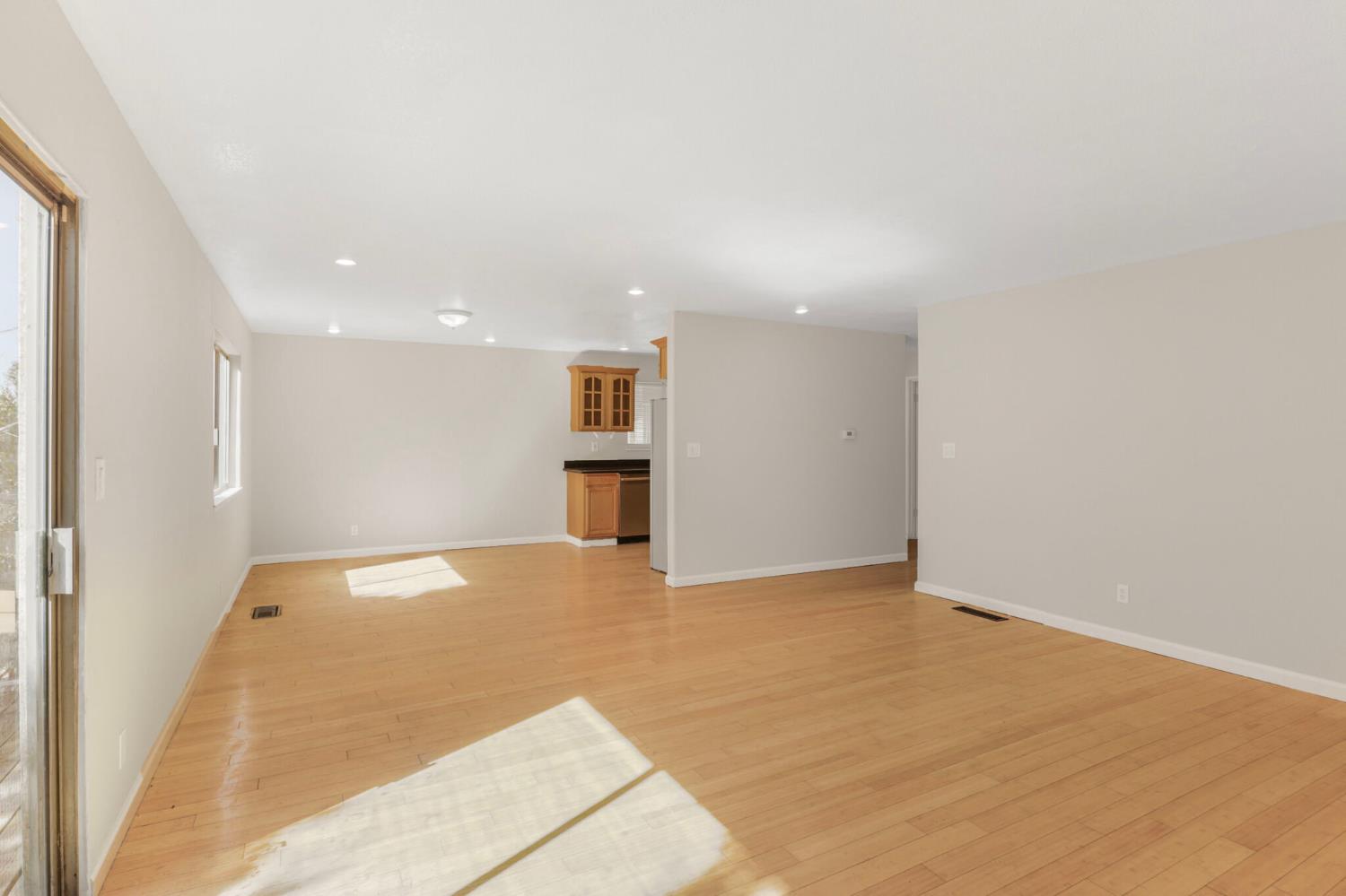 Detail Gallery Image 13 of 34 For 9214 Golf Links Rd, Oakland,  CA 94605 - 3 Beds | 2 Baths