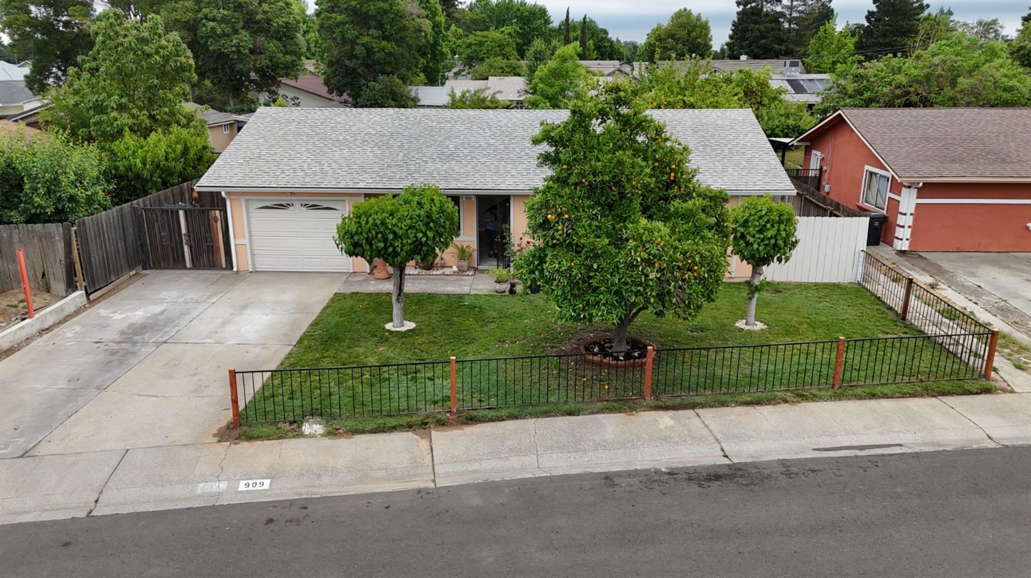 Detail Gallery Image 1 of 18 For 909 Meadowview Dr, Galt,  CA 95632 - 3 Beds | 2 Baths