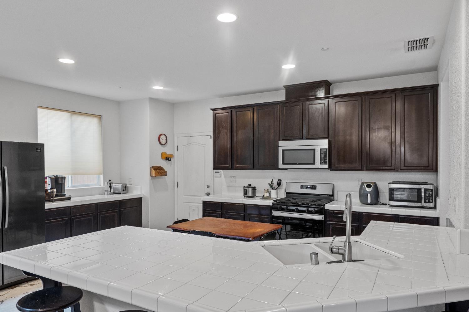 Detail Gallery Image 11 of 59 For 8269 Red Rock Dr, Sacramento,  CA 95829 - 4 Beds | 2/1 Baths