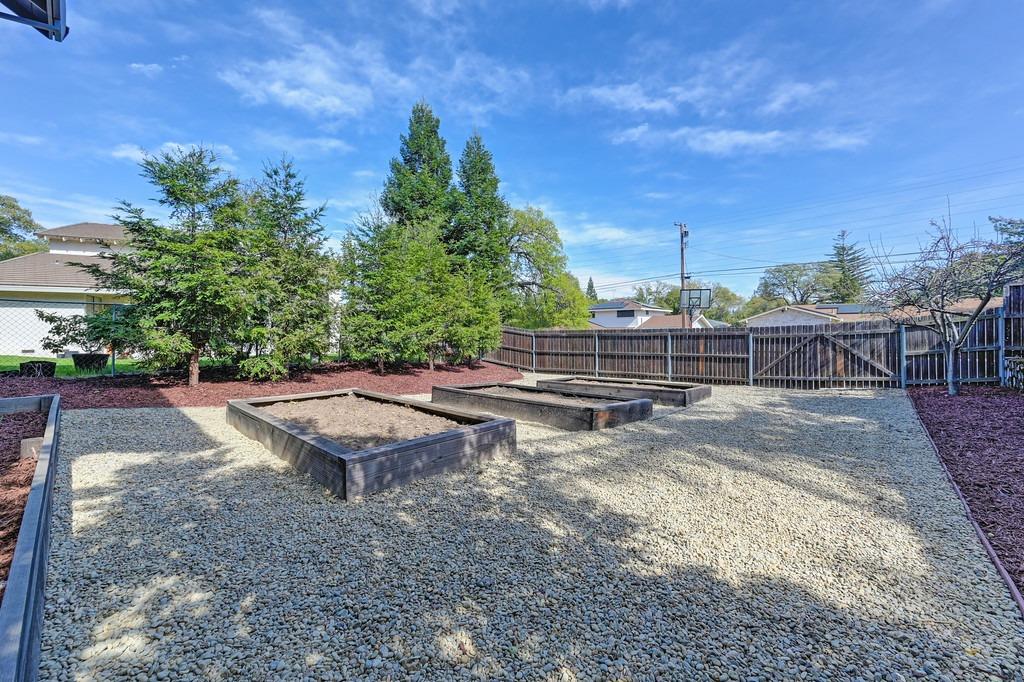Detail Gallery Image 60 of 73 For 8224 Shadowood Ct, Granite Bay,  CA 95746 - 4 Beds | 2/1 Baths