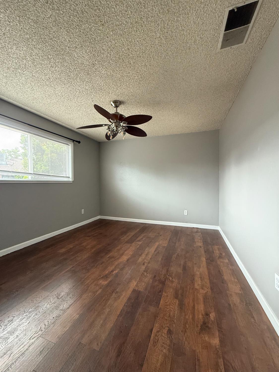 Detail Gallery Image 9 of 10 For 508 Mary Todd Ln, Modesto,  CA 95354 - 4 Beds | 2 Baths