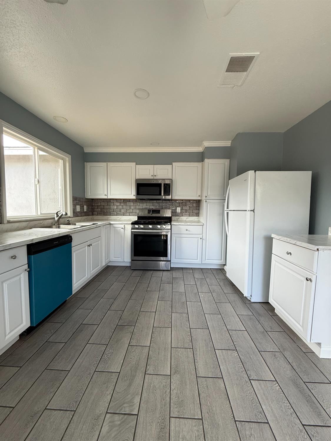Detail Gallery Image 3 of 10 For 508 Mary Todd Ln, Modesto,  CA 95354 - 4 Beds | 2 Baths