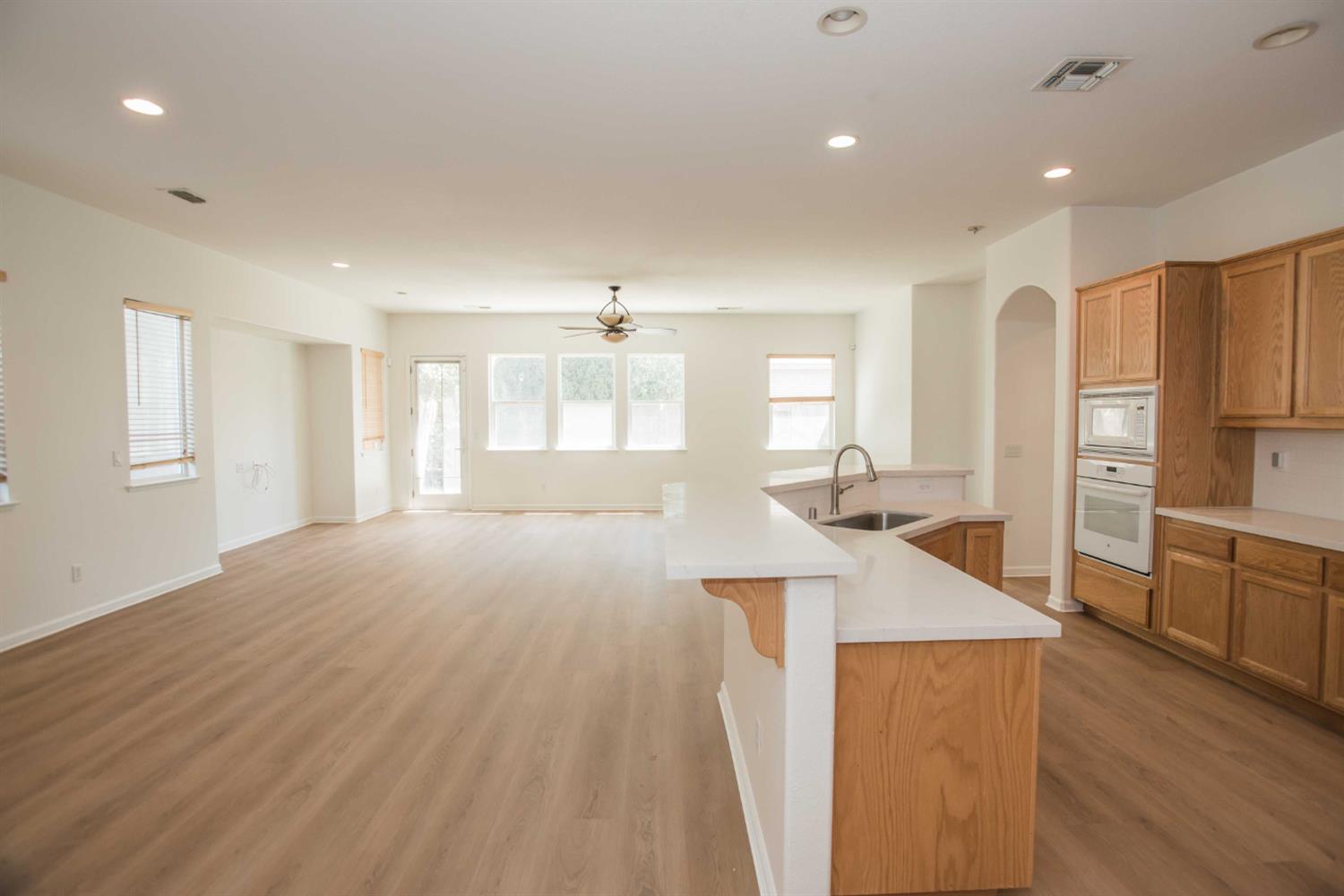 Detail Gallery Image 3 of 13 For 7004 Santarem Ct, Elk Grove,  CA 95757 - 4 Beds | 3 Baths