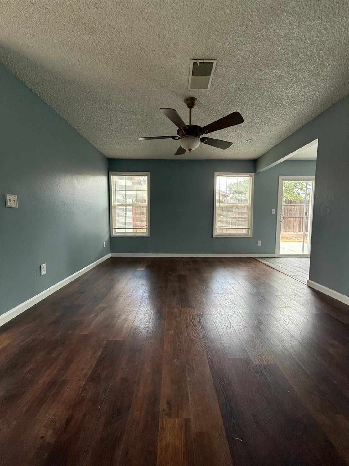 Detail Gallery Image 2 of 10 For 508 Mary Todd Ln, Modesto,  CA 95354 - 4 Beds | 2 Baths