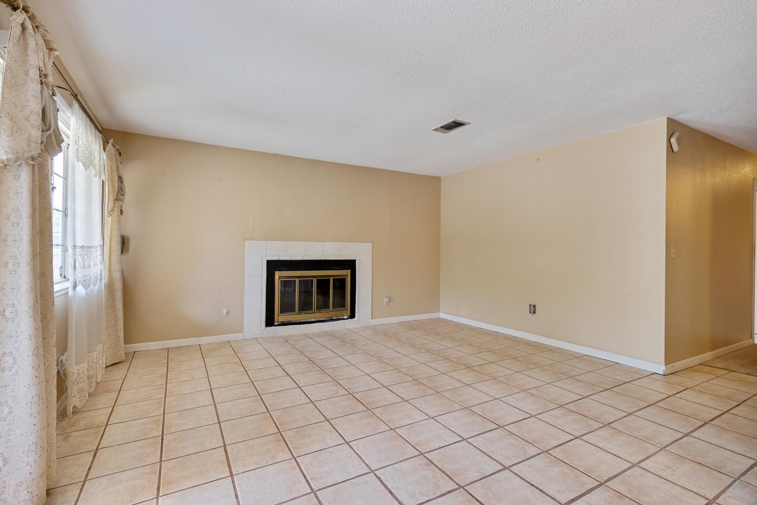 Detail Gallery Image 9 of 44 For 1761 Sikh Temple St, Stockton,  CA 95206 - 4 Beds | 2 Baths