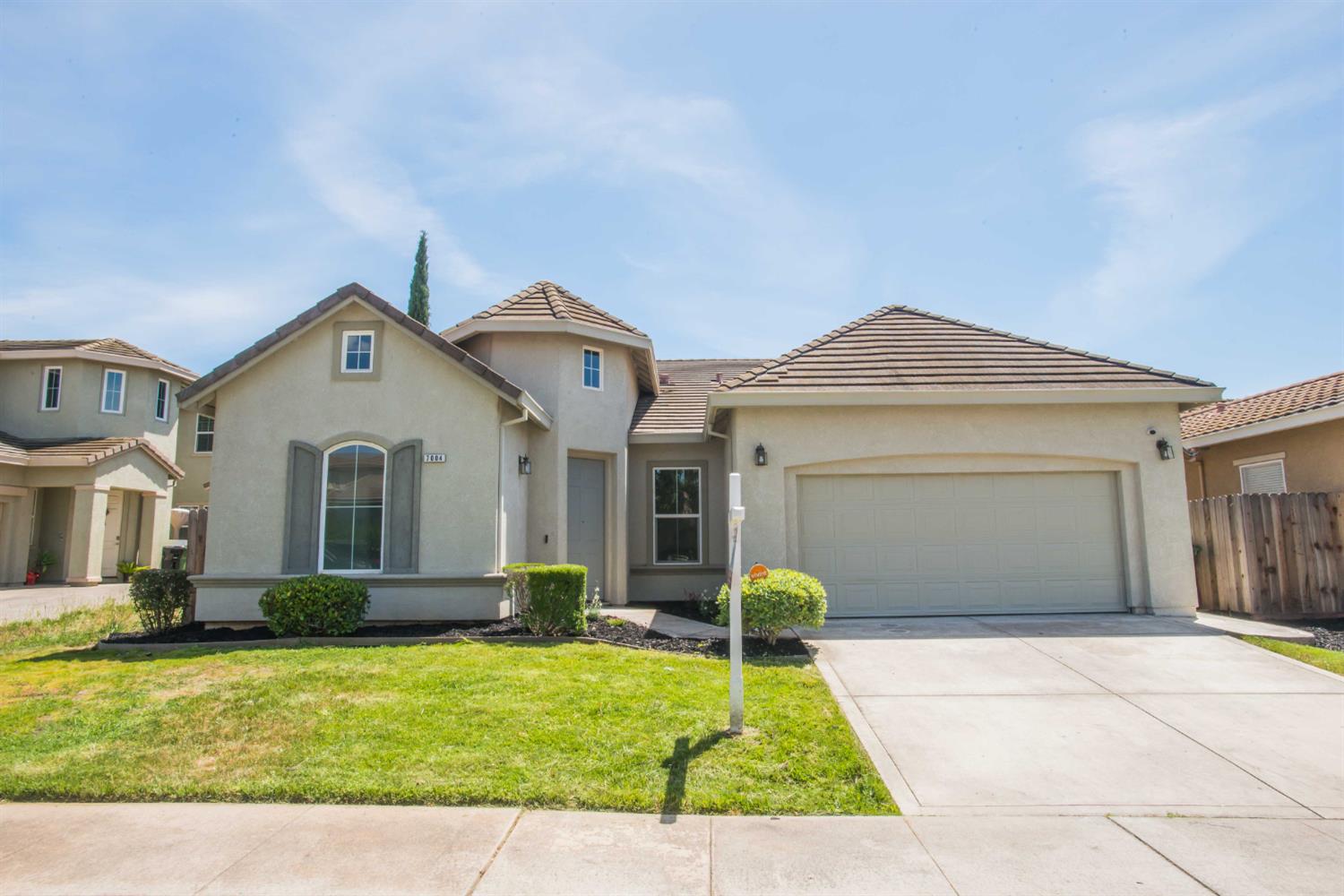 Detail Gallery Image 1 of 13 For 7004 Santarem Ct, Elk Grove,  CA 95757 - 4 Beds | 3 Baths