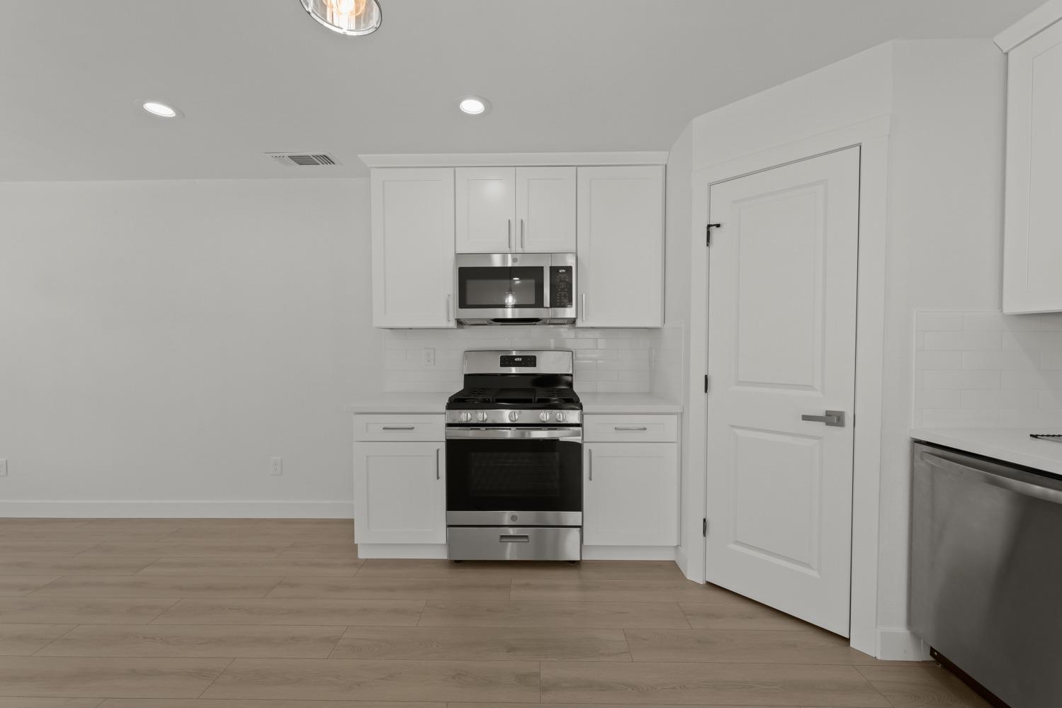 Detail Gallery Image 9 of 33 For 2565 Lexington St, Sacramento,  CA 95815 - – Beds | – Baths