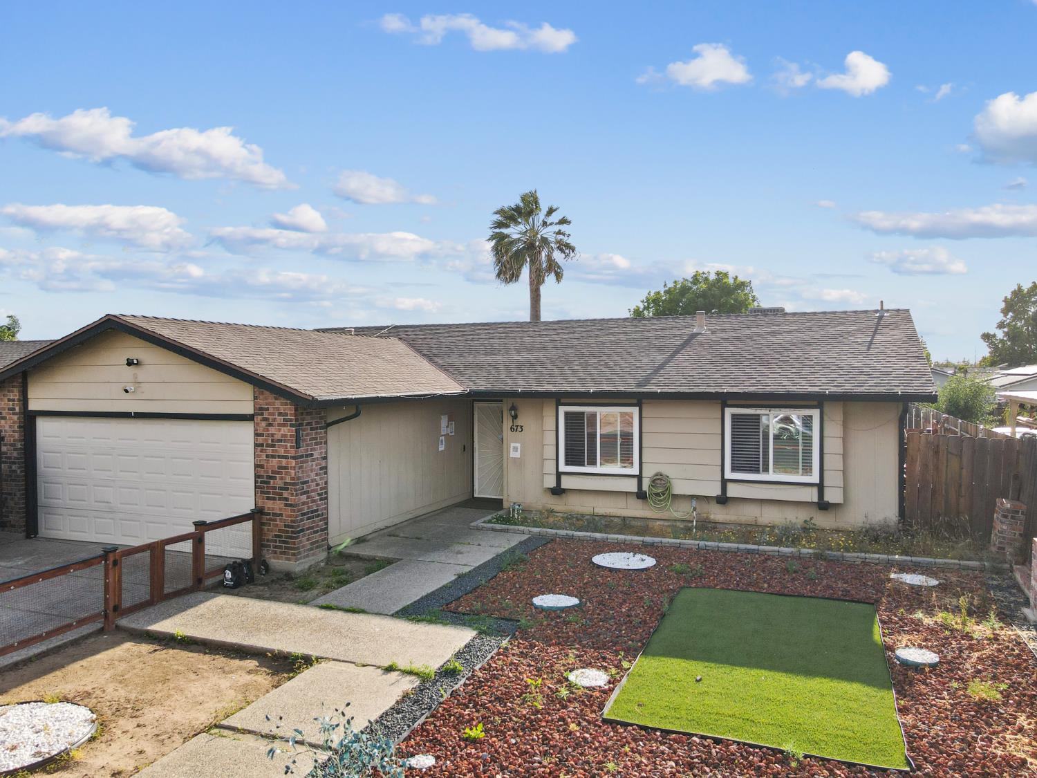 Detail Gallery Image 3 of 37 For 673 Locust Ave, Manteca,  CA 95337 - 3 Beds | 2 Baths
