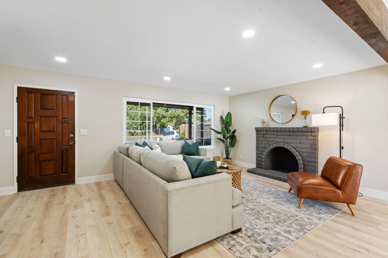 Detail Gallery Image 5 of 25 For 8046 Center Pkwy, Sacramento,  CA 95823 - 3 Beds | 2 Baths