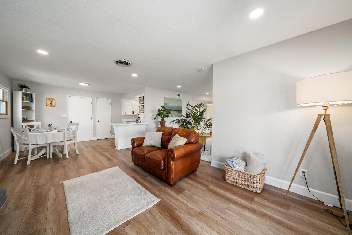 Detail Gallery Image 11 of 31 For 7037 Wilshire Cir, Sacramento,  CA 95822 - 3 Beds | 2 Baths