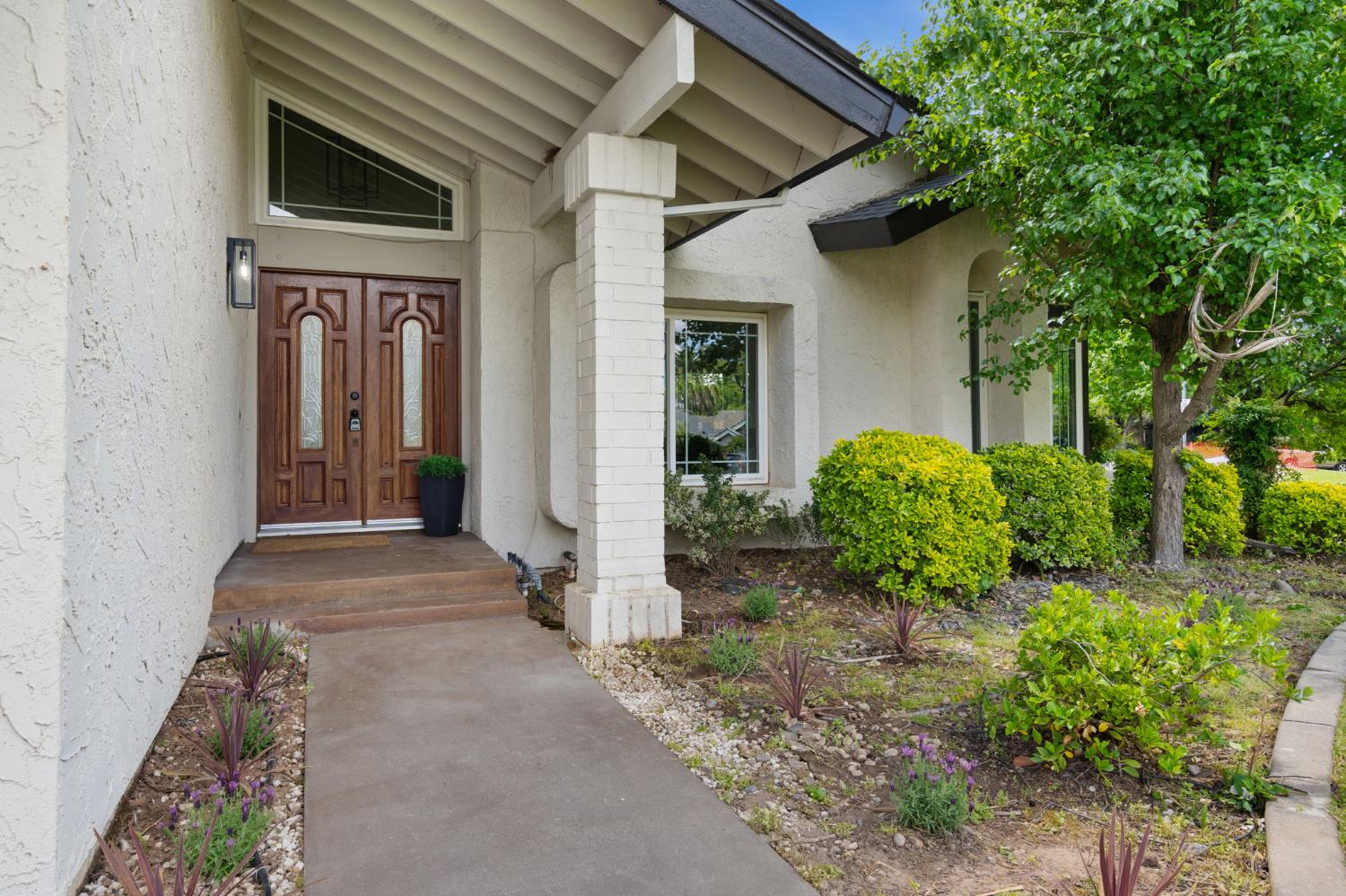Detail Gallery Image 2 of 30 For 1736 Park Place Dr, Carmichael,  CA 95608 - 4 Beds | 2/1 Baths
