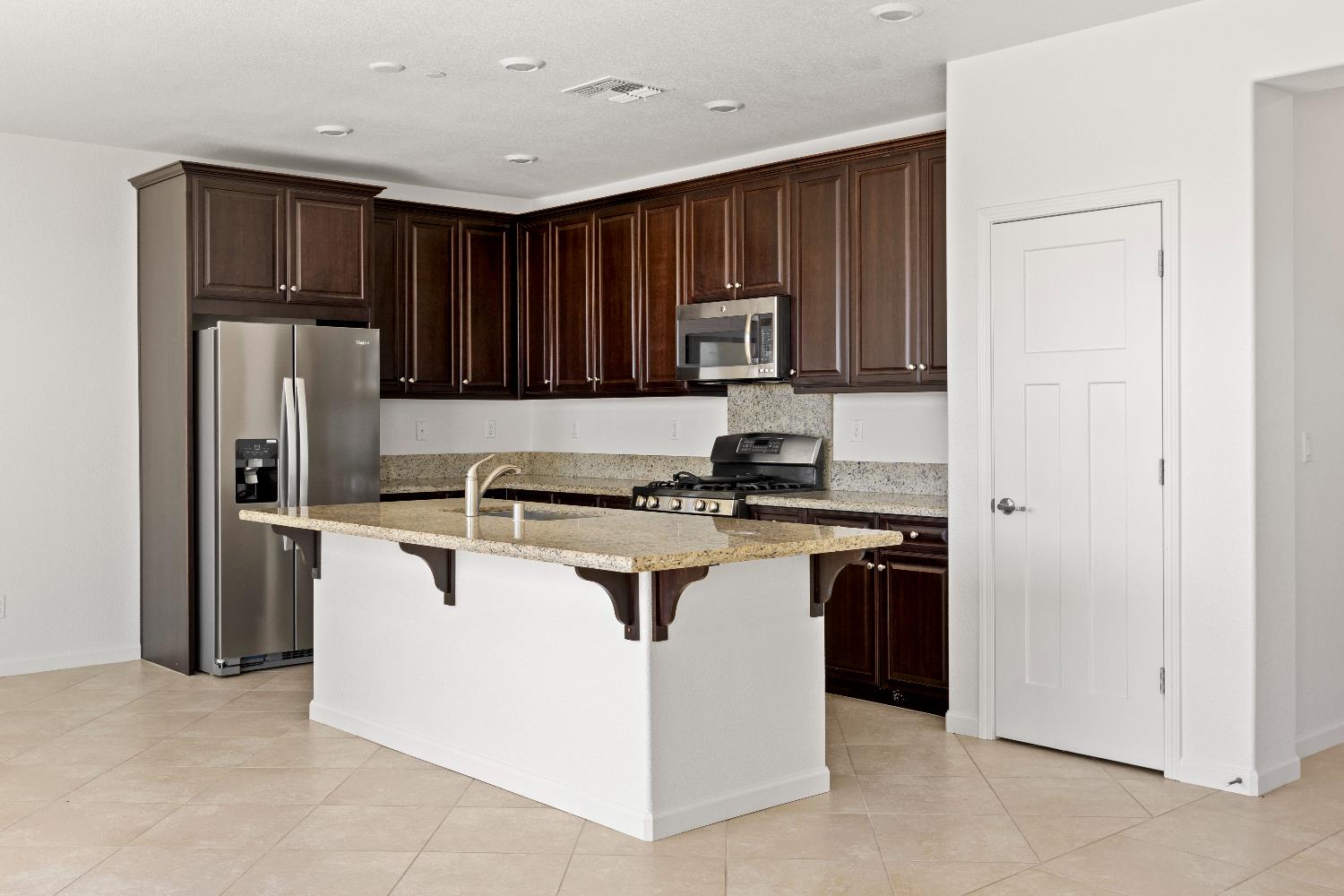 Detail Gallery Image 11 of 42 For 7450 Hanfield Dr, Sacramento,  CA 95829 - 4 Beds | 3/1 Baths