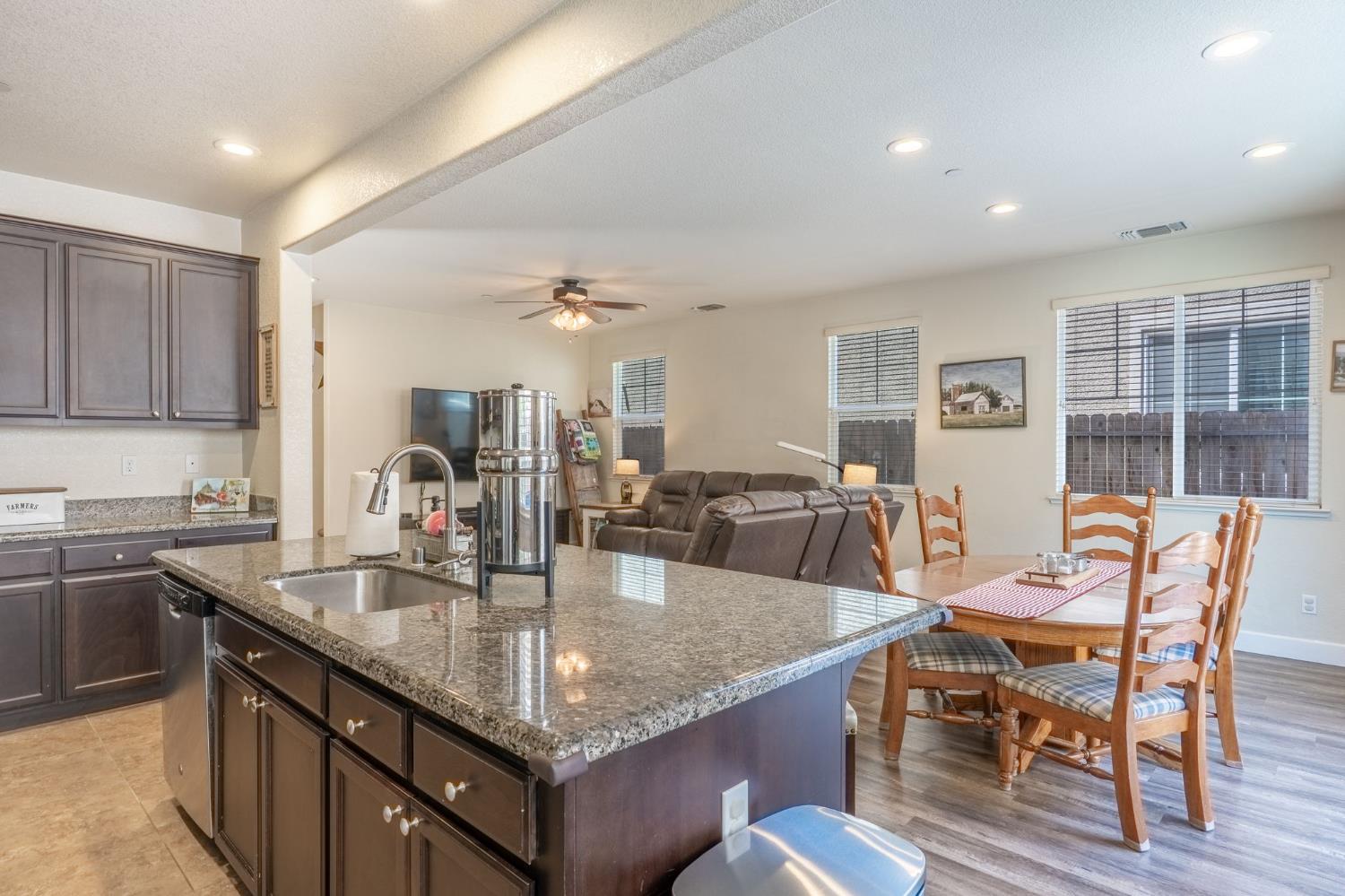 Detail Gallery Image 14 of 34 For 3905 Lookout Dr, Modesto,  CA 95355 - 3 Beds | 2/1 Baths