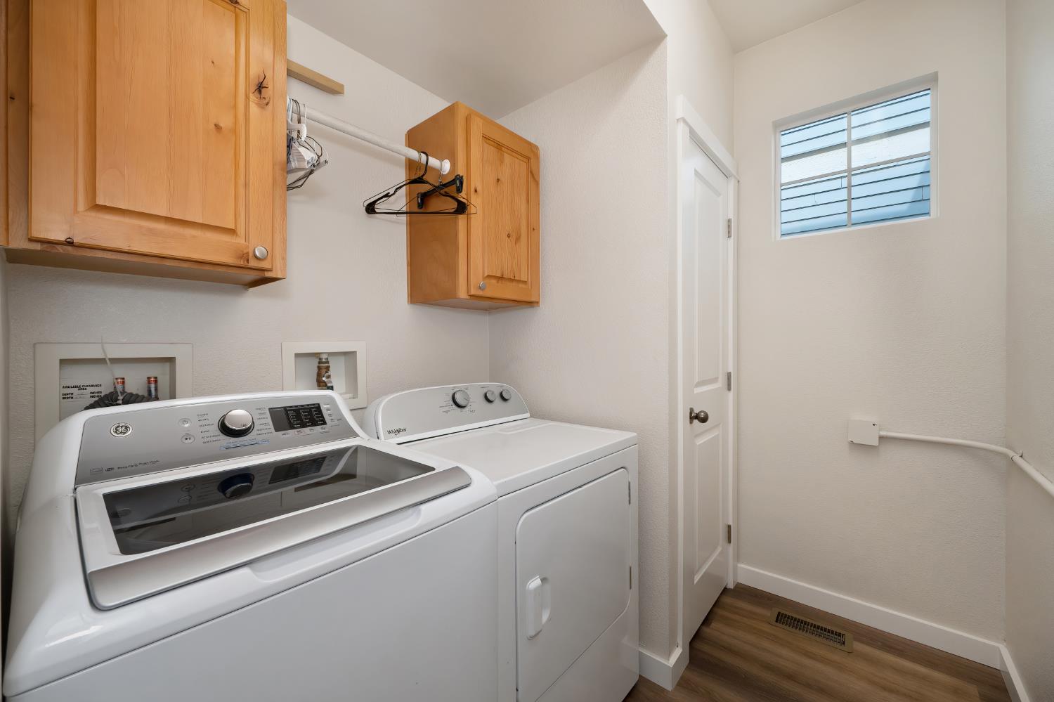 Detail Gallery Image 6 of 37 For 105 Hickory St, Roseville,  CA 95678 - 3 Beds | 2/1 Baths