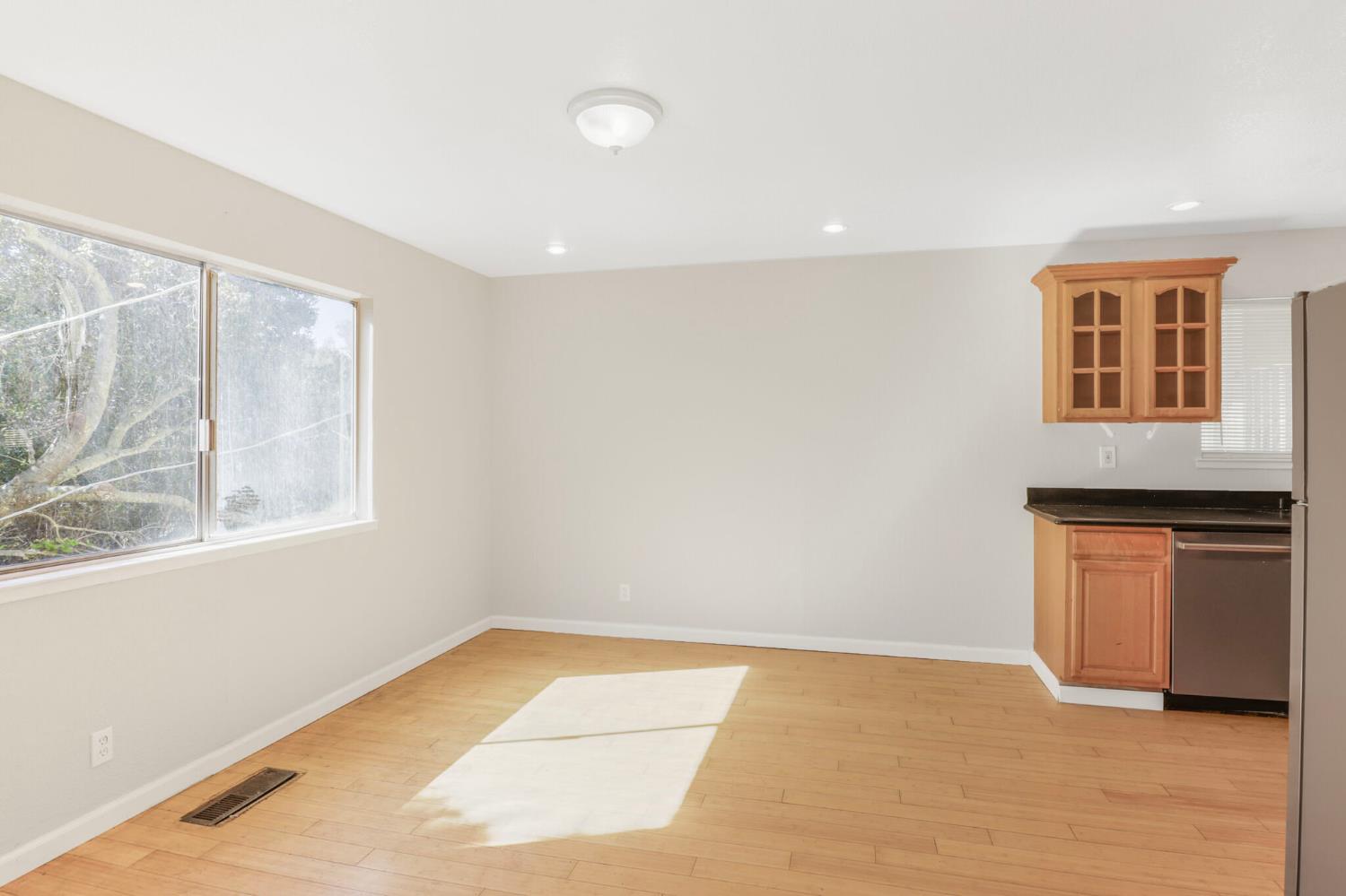 Detail Gallery Image 8 of 34 For 9214 Golf Links Rd, Oakland,  CA 94605 - 3 Beds | 2 Baths
